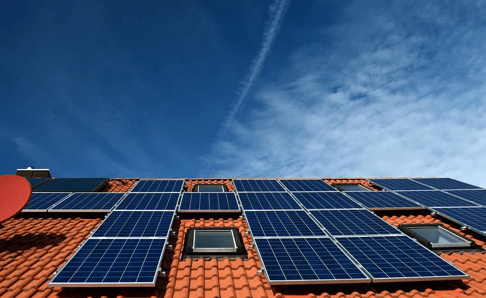 Instalación de placas solares en la cubierta de una vivienda